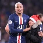 Mbappé cheveux rose