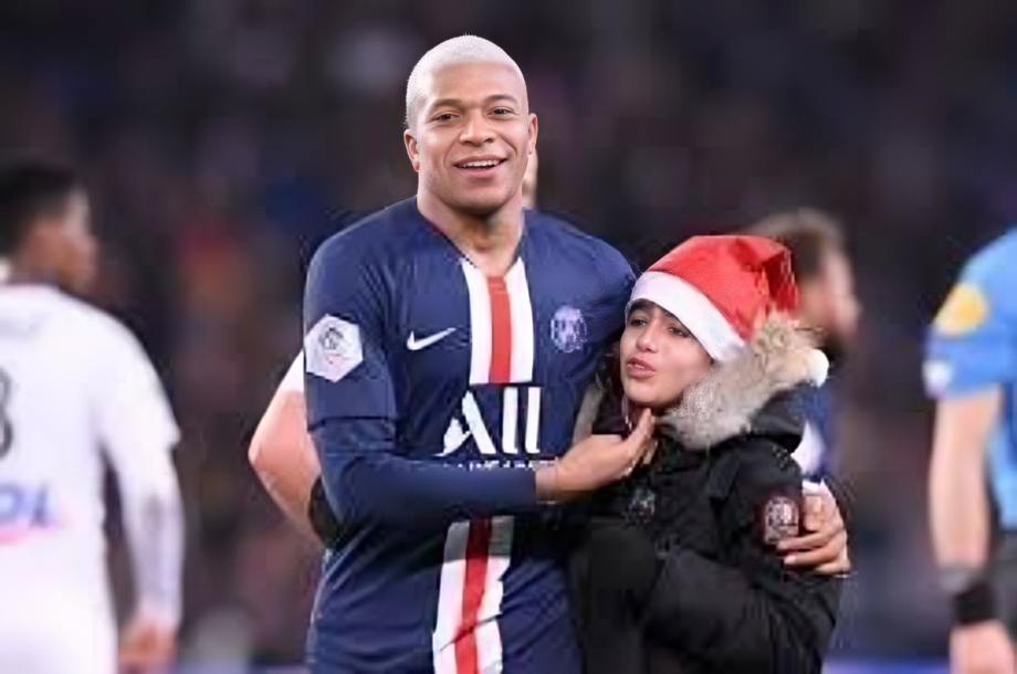 Mbappé cheveux rose